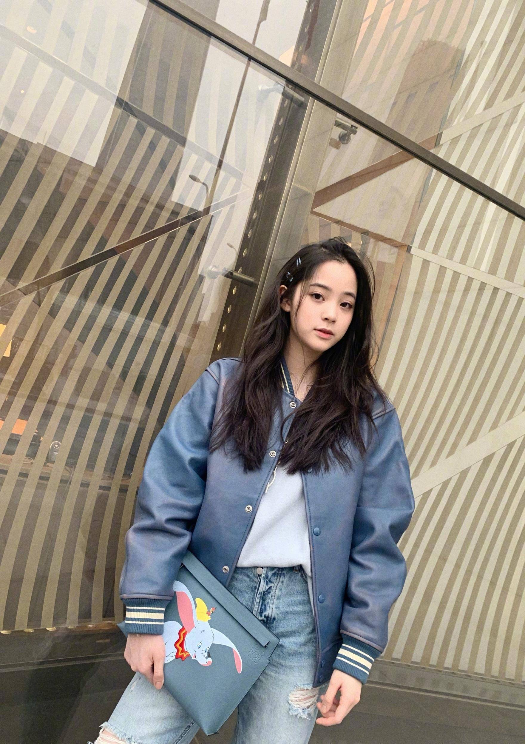 欧阳娜娜家教有多严格看穿搭就知道穿吊带裙还要背心时尚