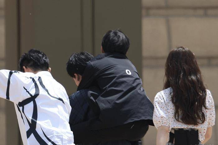 原创奔跑吧路透蔡徐坤跳上郭麒麟的背让他背李晨的动作很暖心