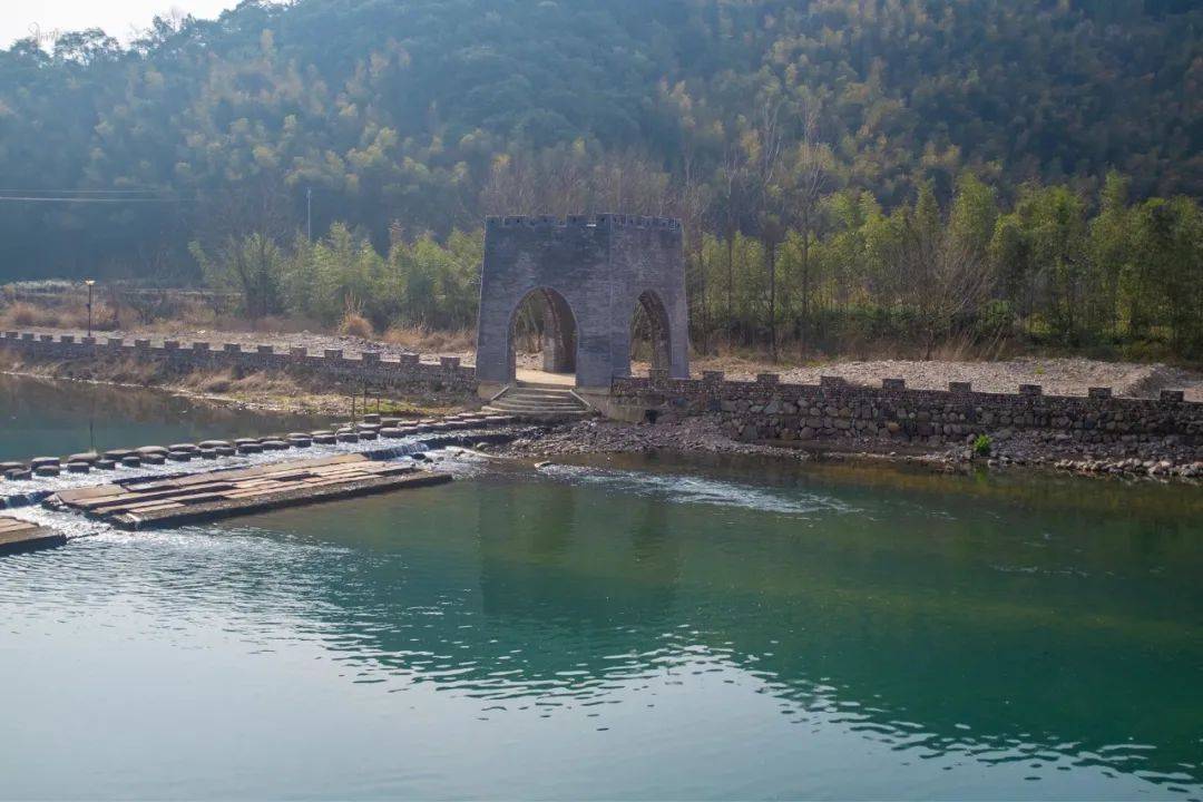 原创浙江嵊州山旮旯里有片石壁竟是我国12处柱状节理地质奇观之一