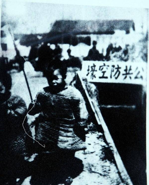 昆明躲空袭那一刻,吴佩煜吓得浑身发抖,不由自主地靠在吴孟超身上