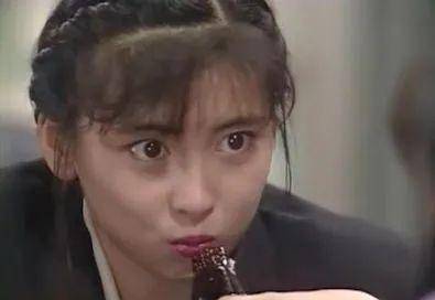 和所有的爱豆一样的发展路线,中山美穗也是先从杂志模特做起.