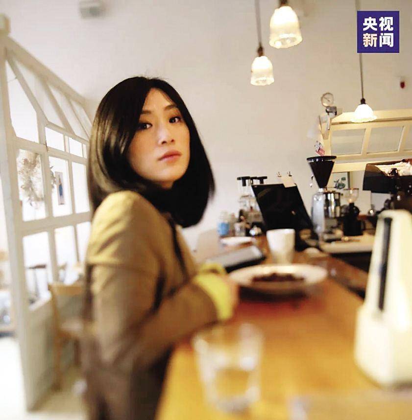 打开带着的包时,震惊了所有人,唐恬的妈妈说:这些都是我女儿写的作品