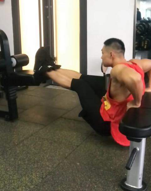 原创如何练出强壮的手臂山东健美冠军教你一个动作在家也能练