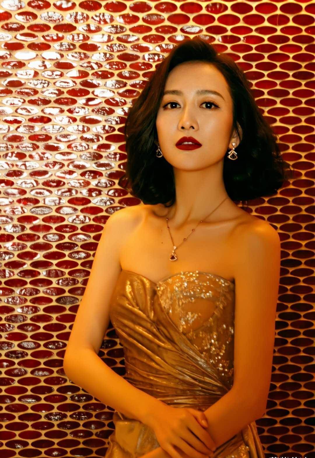 37岁王鸥穿搭真高级完美倒三角身材实力撩人网友这穿搭模仿不来