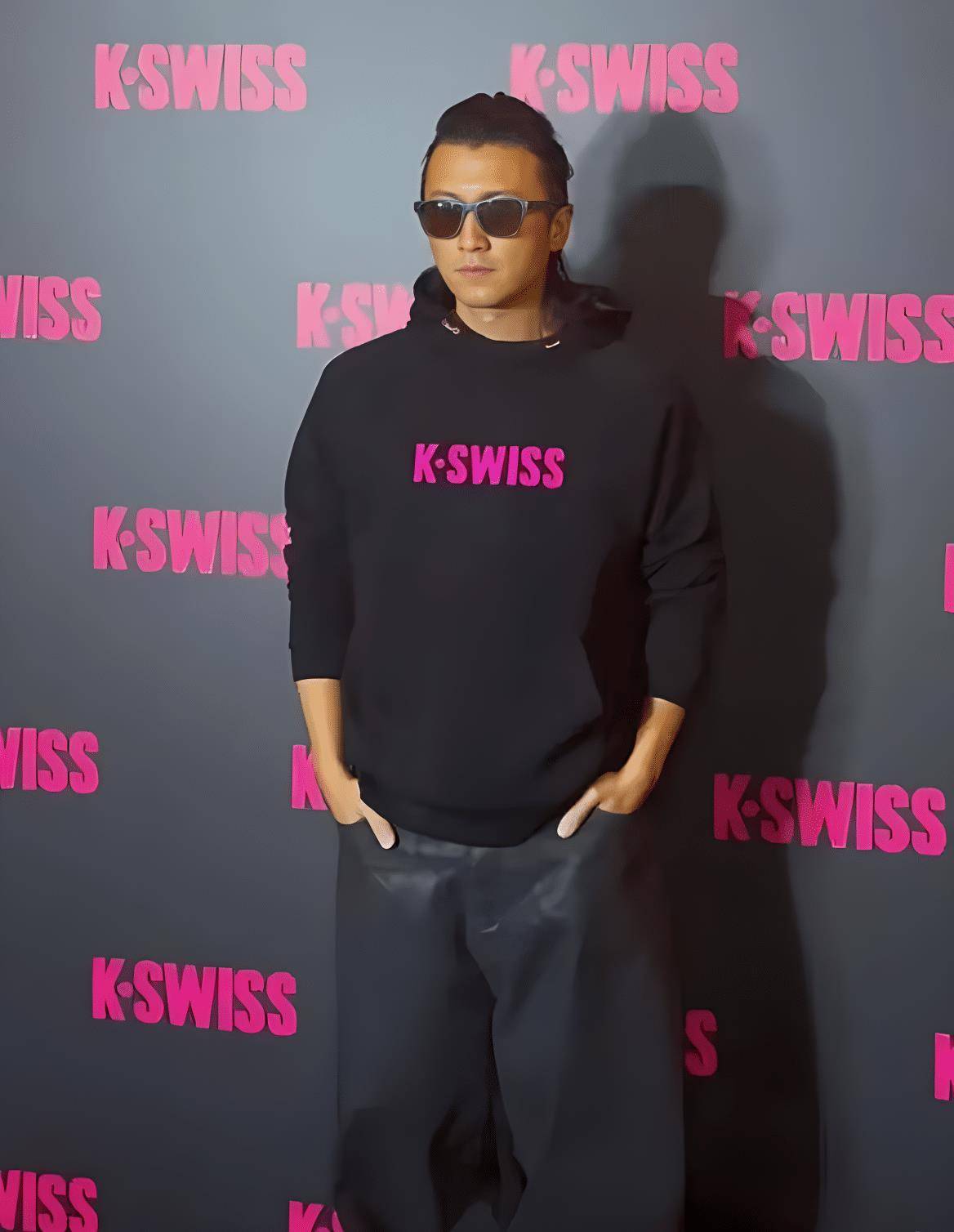 原创谢霆锋首度公开谈王菲五字回应记者问题一脸笑容尽显甜蜜爱情