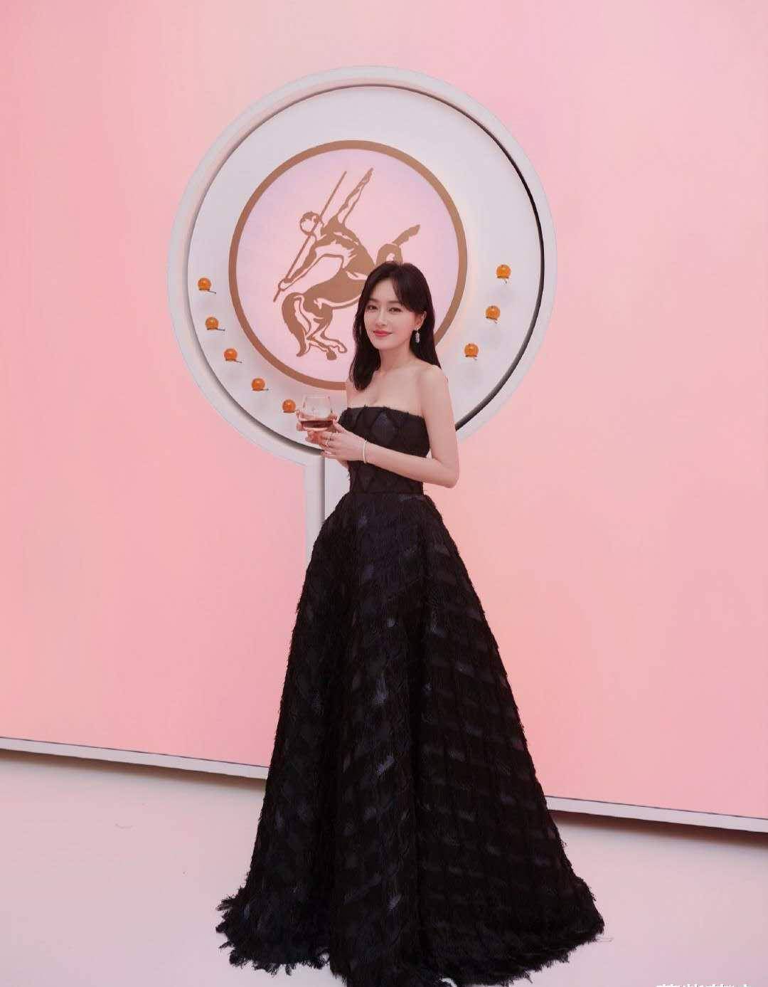 原创秦岚的脸真奇怪像网红打完针没吸收水肿的杀伤力太大了