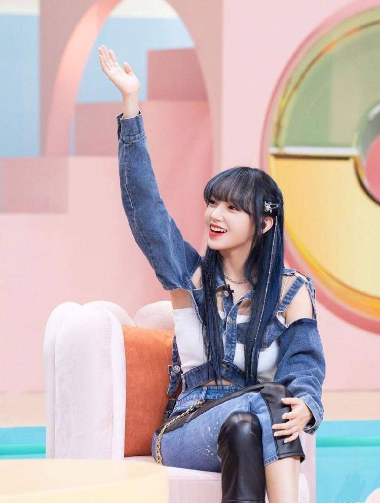 不得不说程潇的这个穿着风格也实在是太大胆了,而且看到她现在的打扮