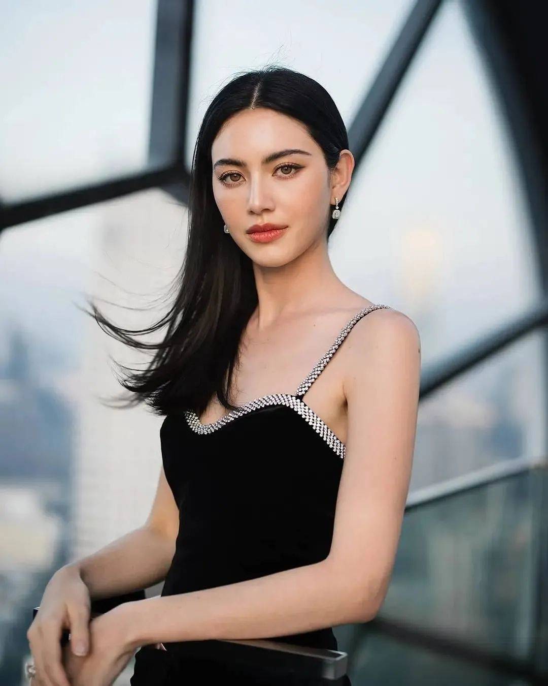 长腿混血泰国版迪丽热巴参加浪姐5和肖战合影堪称豪门姐弟