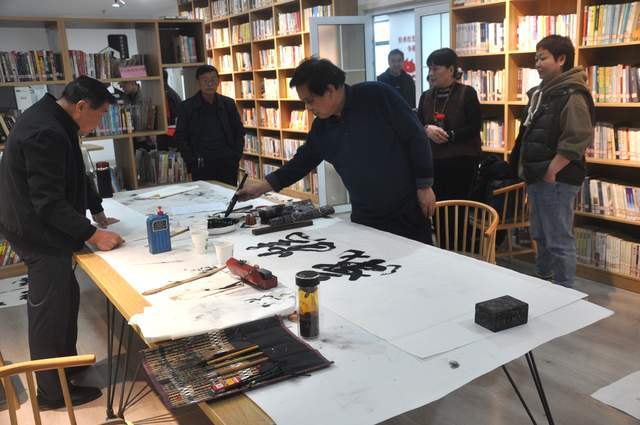 开封市长轩书画院到汴南社区开展书画笔会