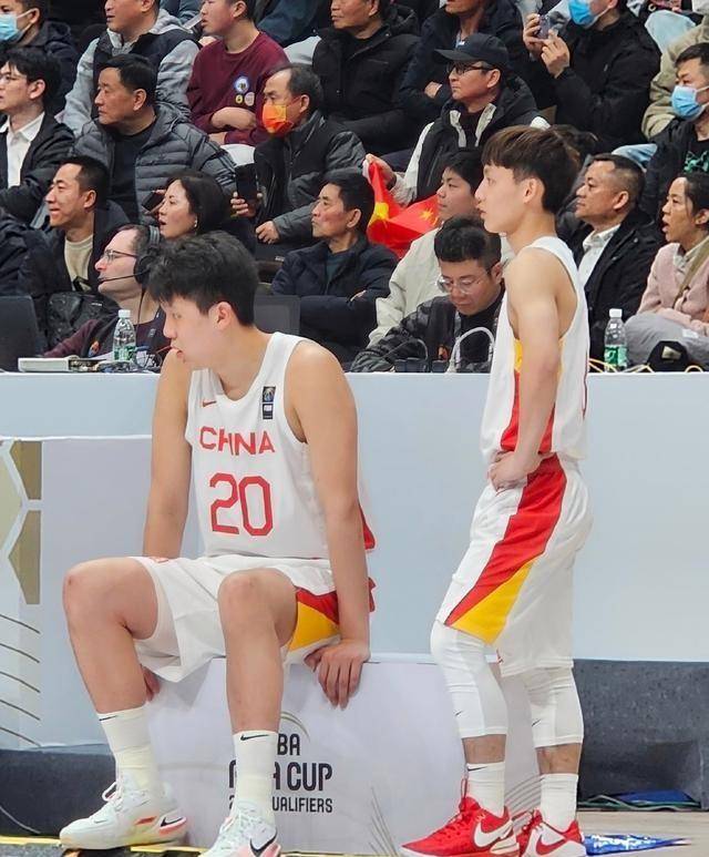 败笔徐杰0分0助攻拖累男篮老乔只让打6分钟01年小将白等了