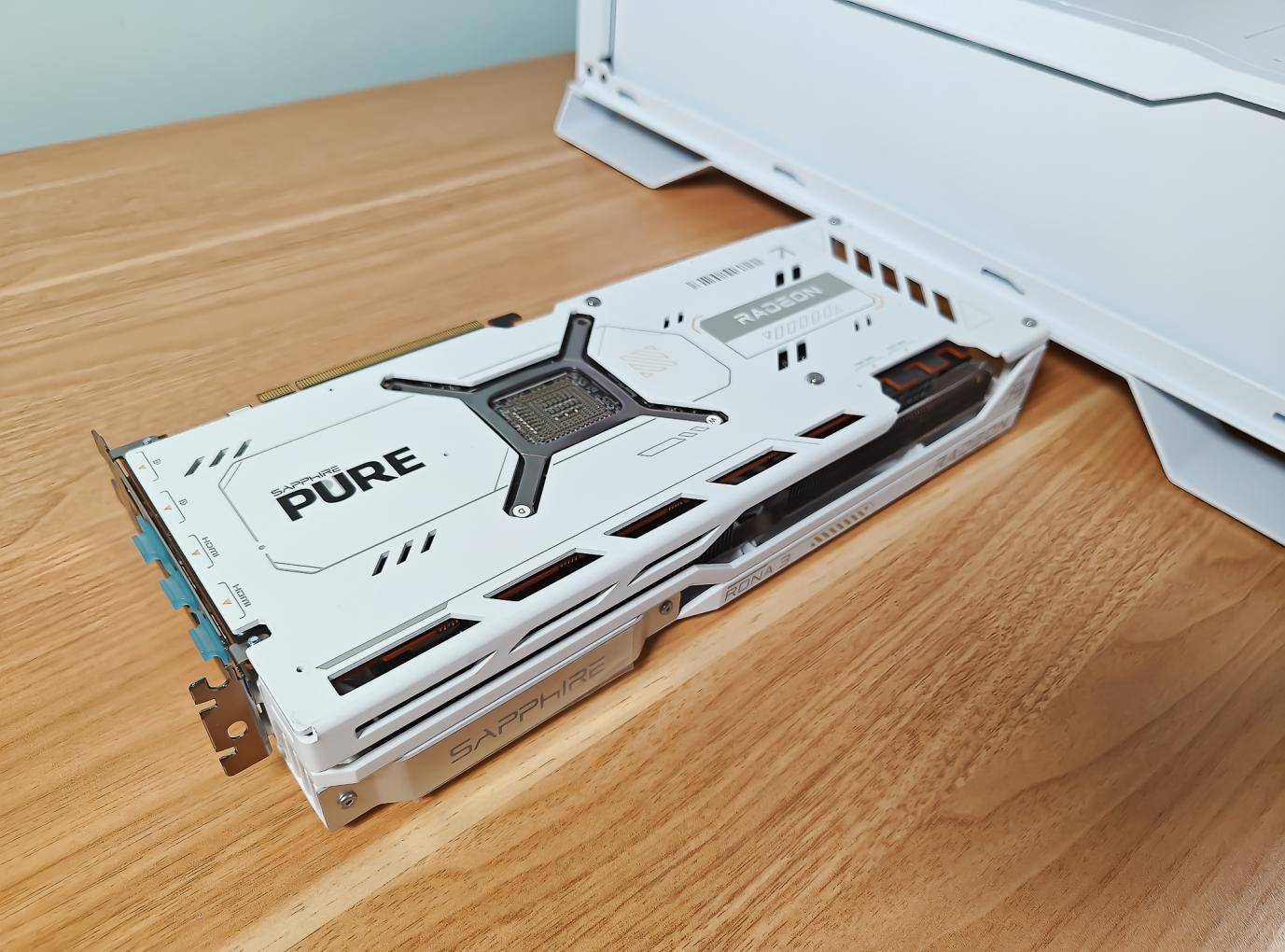 双滚珠轴承风扇,可折角的扇叶设计可提供双层向下风压与轴流风扇外环