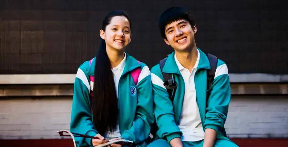 早在17岁时,刘昊然就搭档欧阳娜娜出演了《北京爱情故事》,并被提名