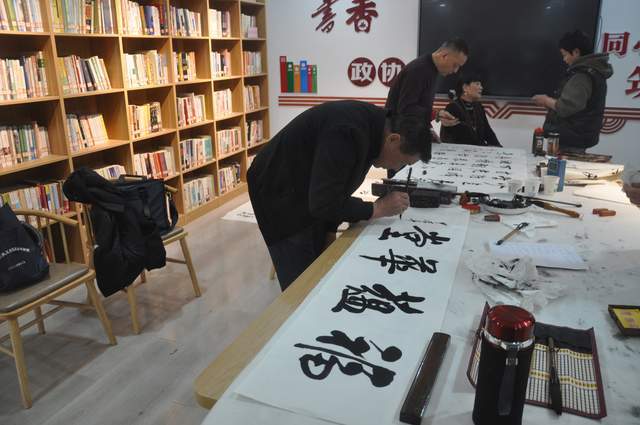 开封市长轩书画院到汴南社区开展书画笔会