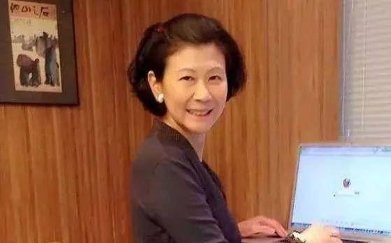 2000年,tom网上市,周凯旋一跃成为香港第二女富豪,只屈居在龚如心之下