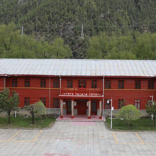 扎木中心县委红楼(左)易贡将军楼(右)|波密赏桃花住在哪里|春日赏桃花