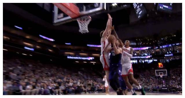 申京打篮球现场惨!脚踝伤势严重!刚刚拼尽全力投篮!_比赛_伤情_受伤