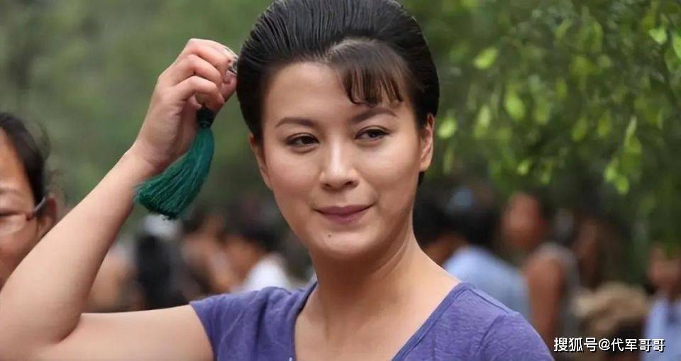 原创她一婚嫁演员二婚嫁哈佛学霸三婚嫁大13岁老戏骨52岁生活幸福