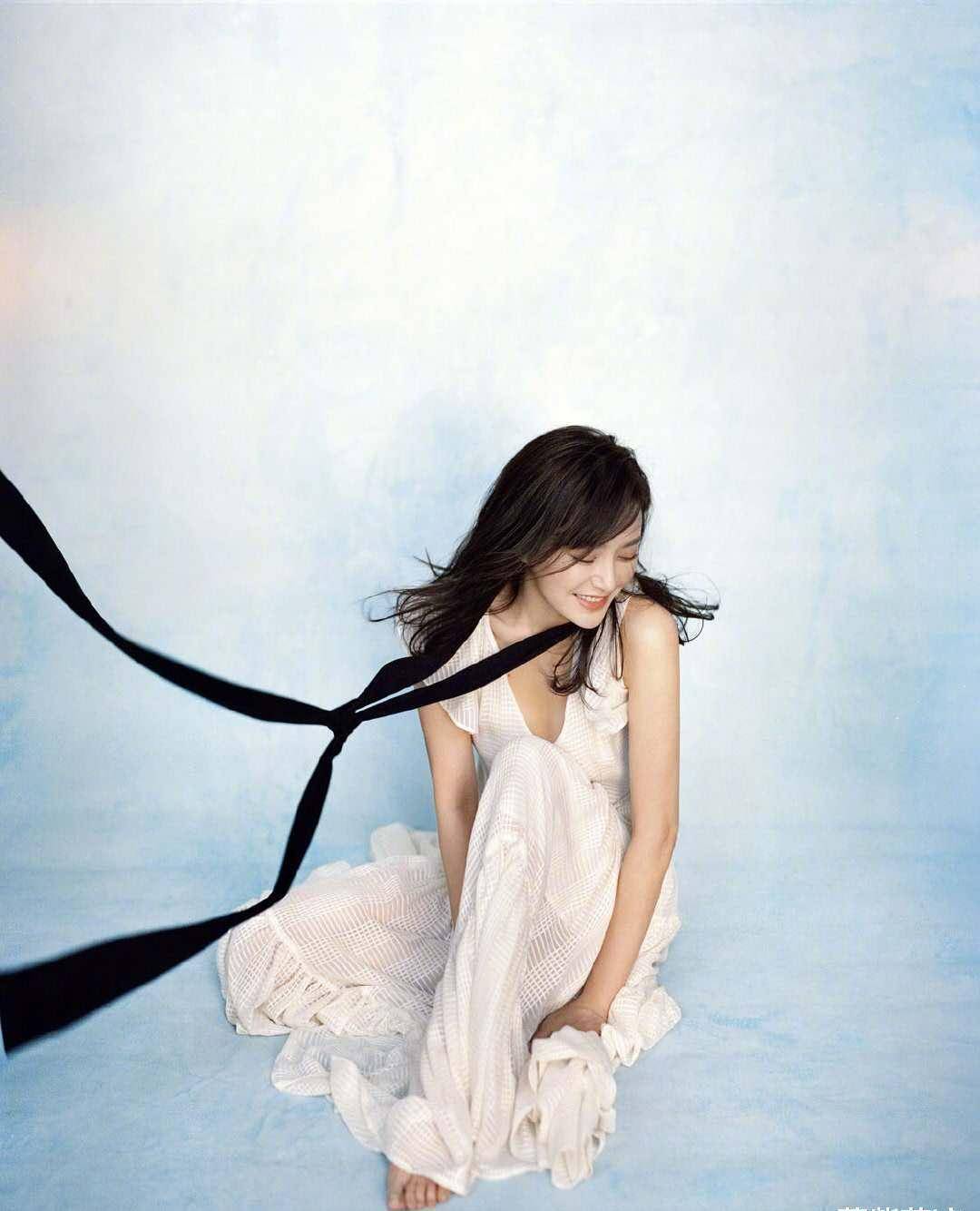 秦岚的锁骨在黑色超长丝带间隐约可见,深v领,显脖子长又很凉爽,裙子的