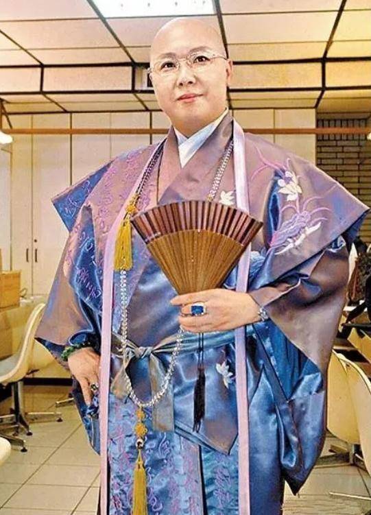原创最火辣师太费贞绫当过明星陪过富商一件袈裟就要500万