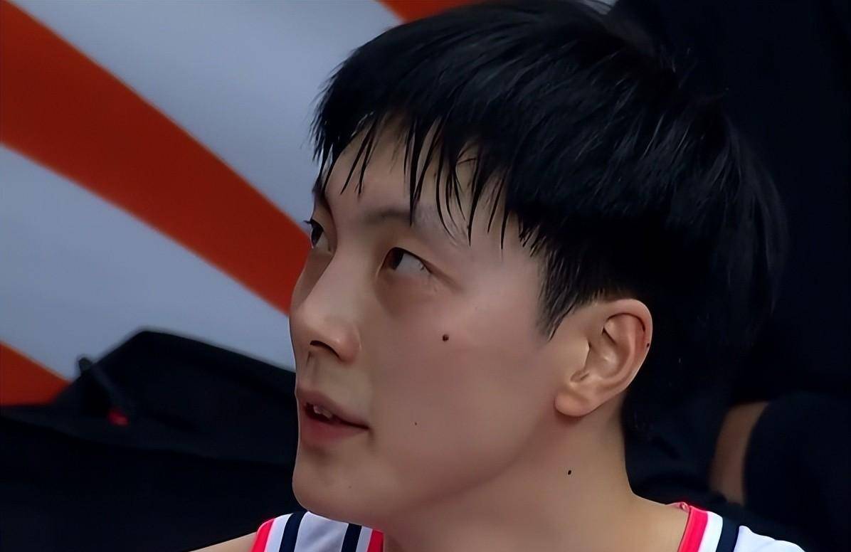 对手回应,不浪费外线机会,更敢于去攻击篮筐,效率很高,没有冷静的小胡