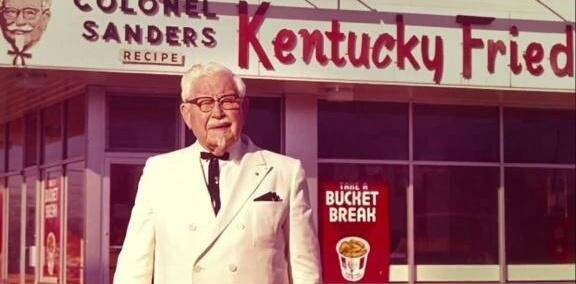 这位人物呢,就是肯德基的建立者桑德斯上校,他还是在1890年出生于