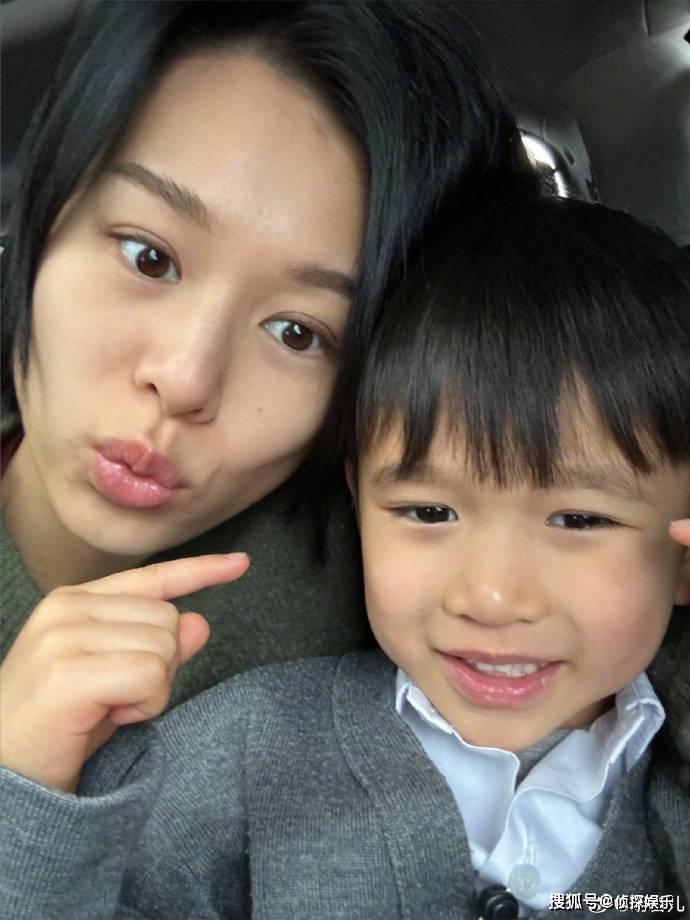 原创胡杏儿白色情人节晒全家福三个儿子长成一张脸一家五口超幸福