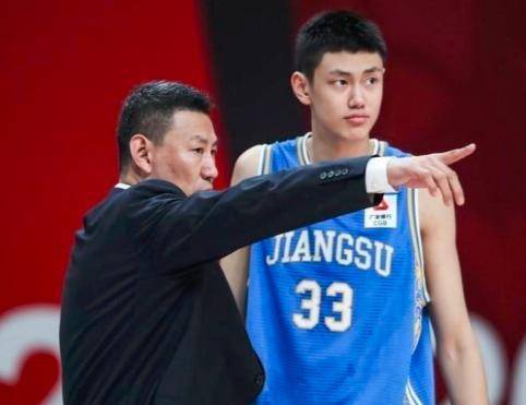 中国篮坛再添父子兵,首秀20分锋线加盟,男篮96名宿有帮手了_郑武_儿子