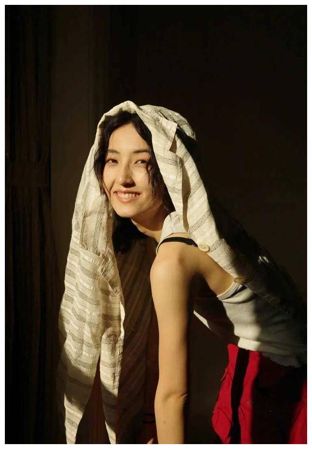 原创00后小花张子枫今日最新营业照曝光飒爽登场妹妹好美