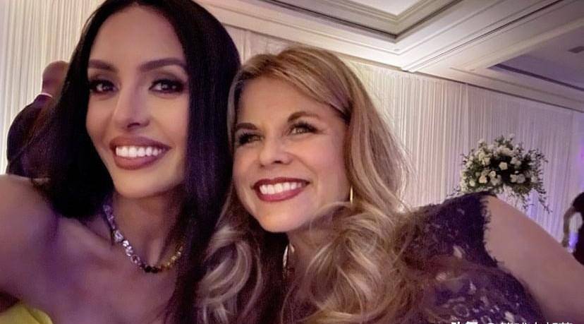 原创41岁瓦妮莎心情很棒穿黄色长裙参加聚会笑容甜美偶遇加索尔