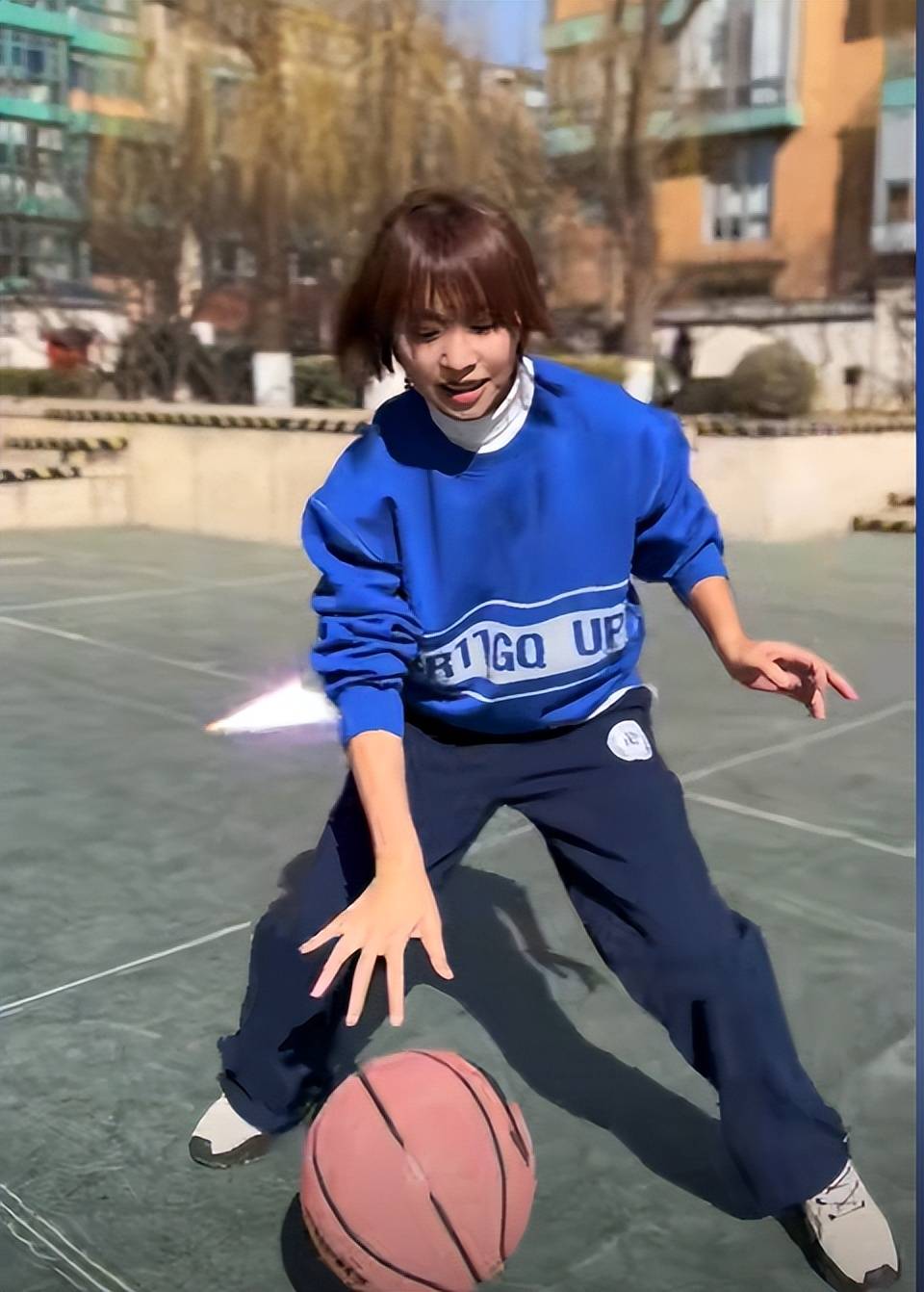 欧阳夏丹是一个灌篮王在篮球场上打篮球竟能做到百投百中