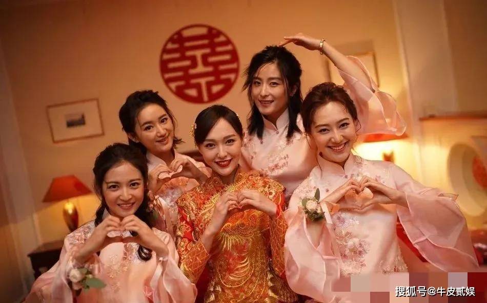 杨幂结婚的时候,唐嫣成了她身边最美最有排面的伴娘