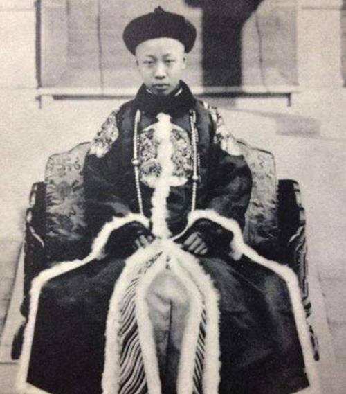 原创离开紫禁城后溥仪的老师随手买了个岛升大清龙旗穿大清朝服