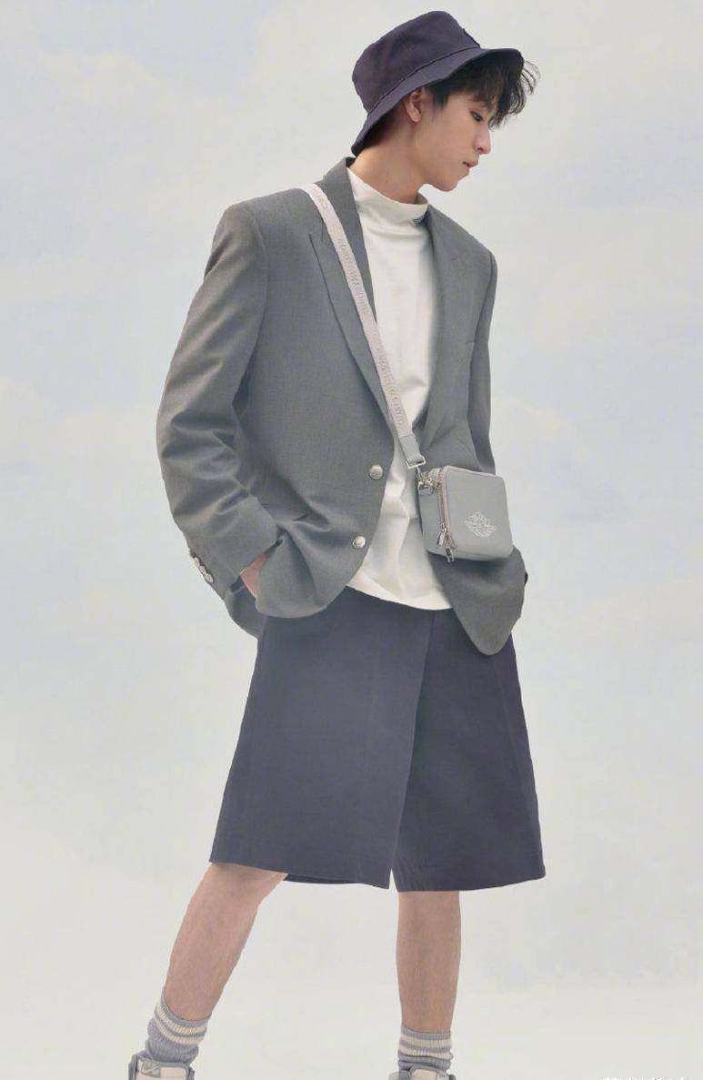 原创王俊凯把混搭风穿火了长袖外套配短裤帅气得让人忽略年龄