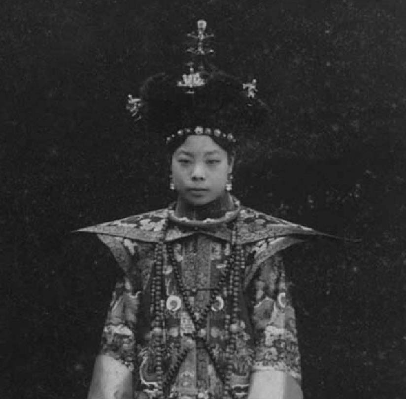 原创晚清皇帝溥仪嫔妃嫁河南小伙贫困潦倒临终前说出真实身份