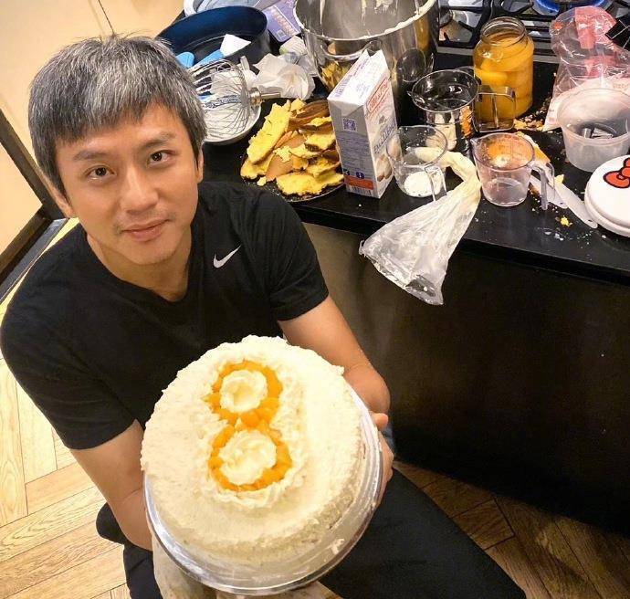 邓超带两个孩子睡觉结果俩娃先把爸爸哄睡了