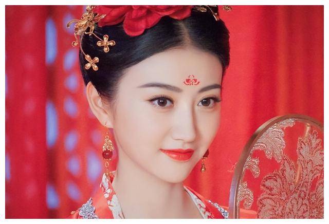 真正让景甜大红大紫的,还是那部和何润东一起饰演的《我的女子老板》