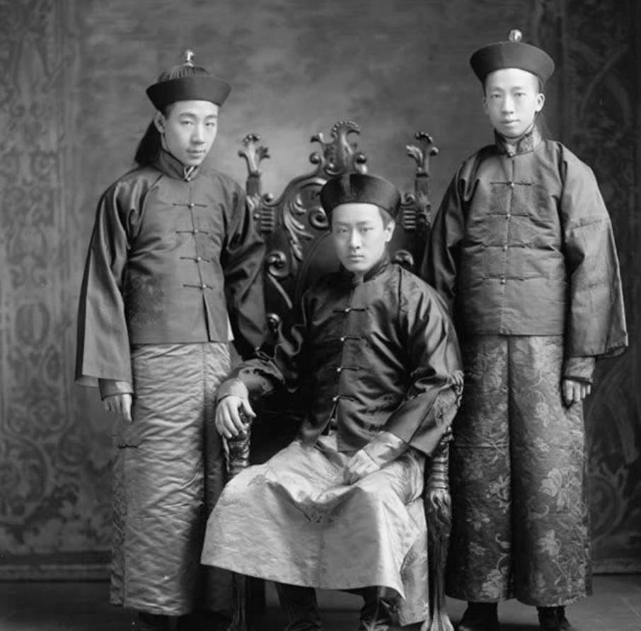 这是晚清晚清铁帽子王爷奕劻的女儿四格格和慈禧太后等人合影旧照,站