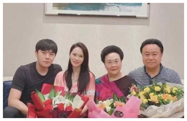 秦昊陪母体检受冷遇妈妈却受瞩目待遇惊人