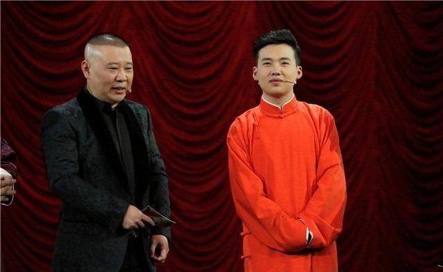 郭麒麟给郭德纲颁奖场面却有点尴尬_相声_于谦_父子