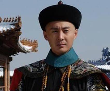 荣禄的远祖便是助努尔哈赤打天下的费英东,荣禄的父辈也都是清朝的