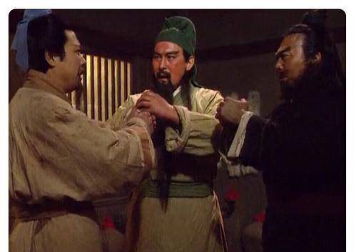 其他吸引来自较贫穷阶级成员的自发的社会组织,例如结拜弟兄和秘密