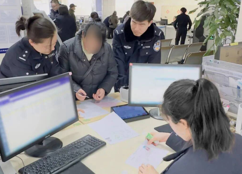 大连一女子容貌变化大补办身份证遇坎儿民警走访近百户居民求证