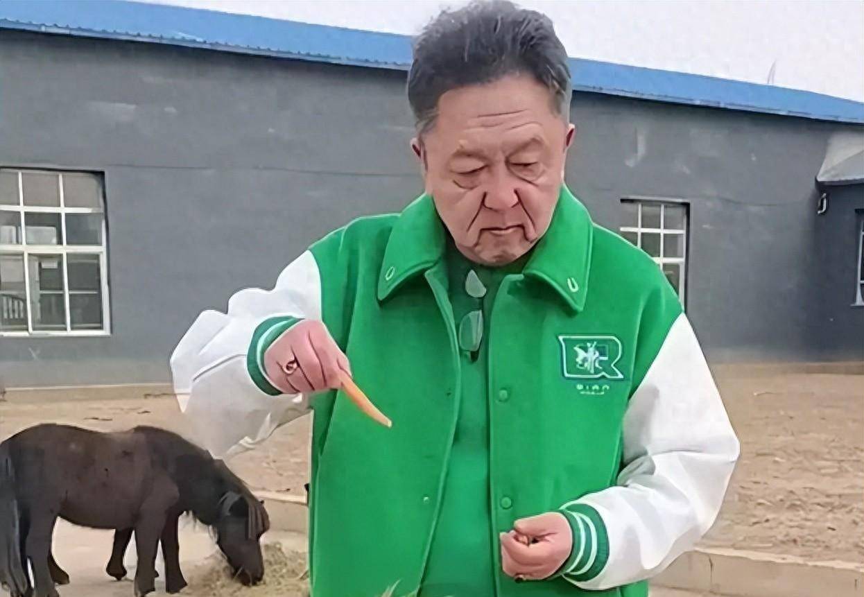 于谦近照现身北京自家马场整个人苍老了许多55岁似70岁