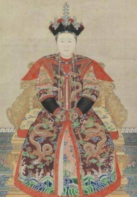 她是孝端文皇后的侄女,孝庄文皇后的姐姐,比孝庄大4岁.