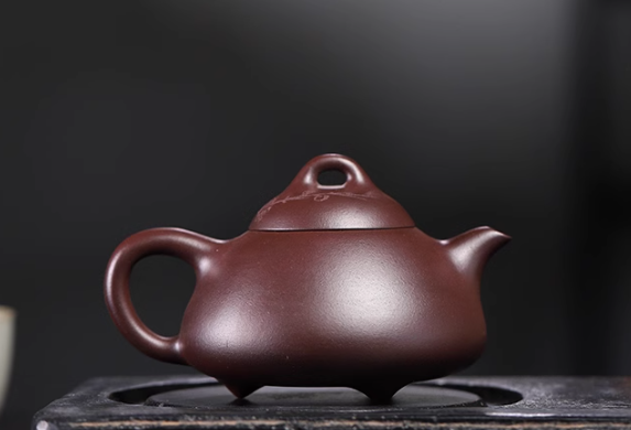 经过多年的努力和坚持,吴建强在2014年被评为国家级工艺美术师,这是他