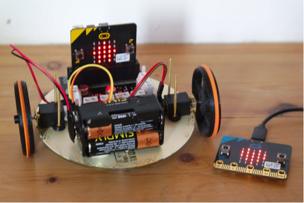 一个简单的遥控机器人,使用两个 micro:bit,一个作为控制器,一个用于