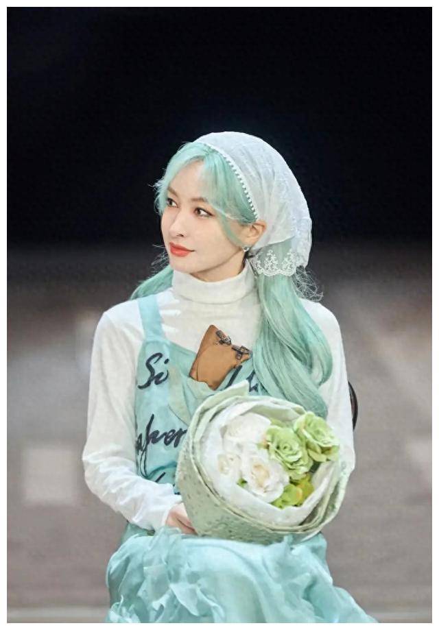 吴昕穿搭曝光绿发照片惊艳头上戴蕾丝头巾如精灵降临