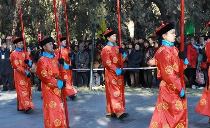 原创清朝亲王级别都有哪些特殊待遇上到行穿下到吃住是无所不包