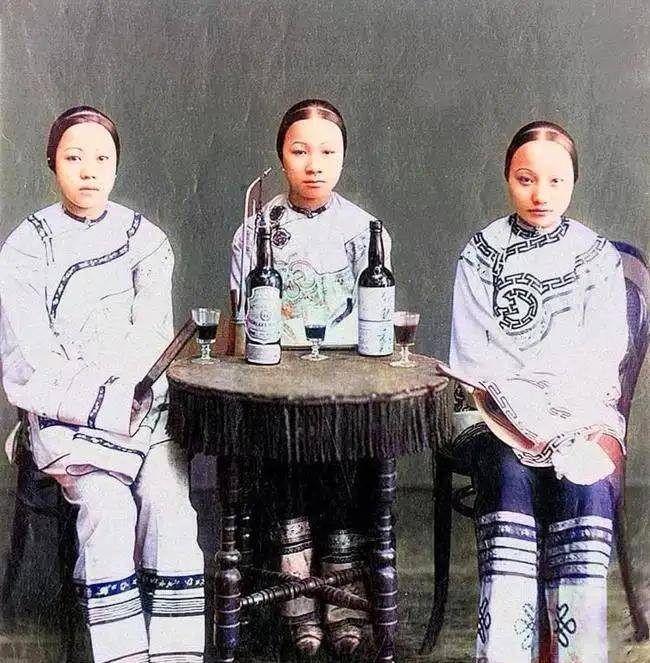 由于迷信而使男子缠足,则多系被动的,在幼少时由父强迫代缠.
