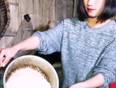 深山"最美"网红,学李子柒做美食,却因环境太"差"被吐槽!